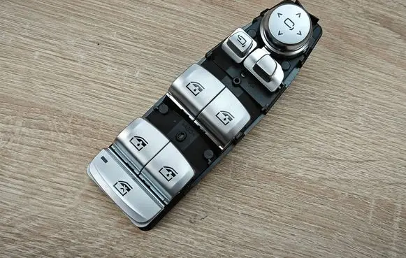 BMW 8 G16 Electric window control switch 6847099