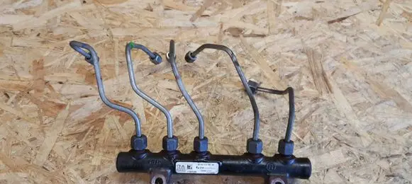 Fuel injector supply line/pipe