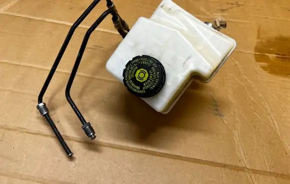Mercedes-Benz G W461 W463 1st Gen Brake fluid reservoir 32668086