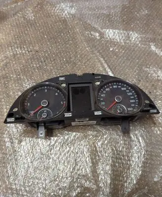 Volkswagen PASSAT B7 Speedometer (instrument cluster) 3AA920970A