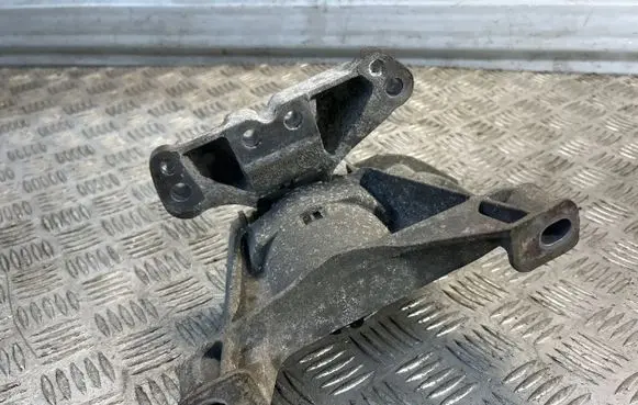 Peugeot 308 Engine mount bracket