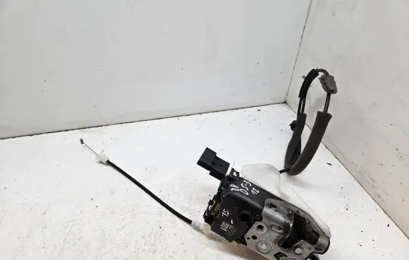 Citroen DS3 Front door lock 732312