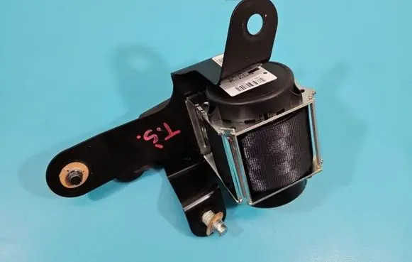 Middle seatbelt (rear)
