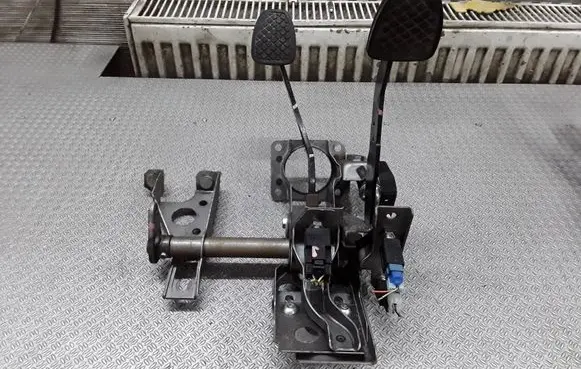 Subaru Legacy Pedal assembly 