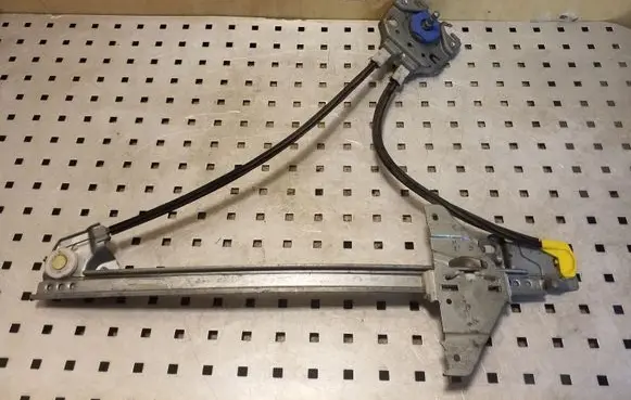 Rear door manual window regulator