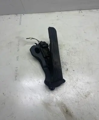 Accelerator throttle pedal