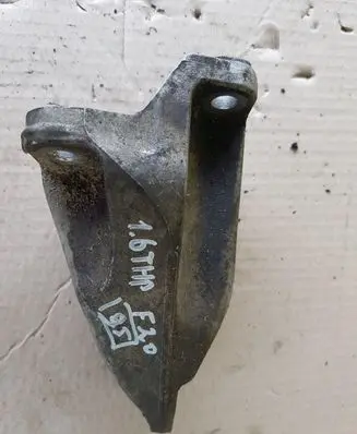 Engine mounting bracket