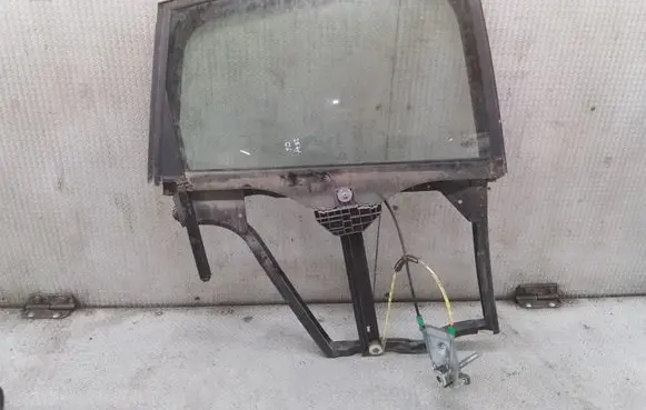 Rear door manual window regulator