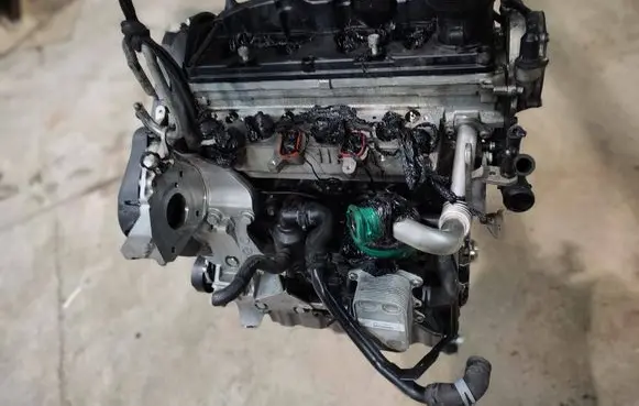 Volkswagen Touran II Engine cay