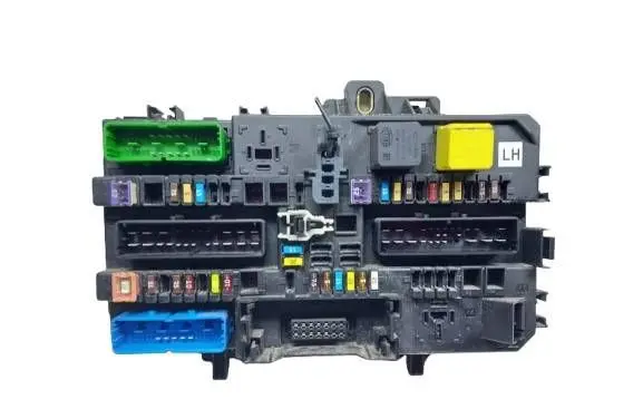 Opel Astra H Fuse module 13268286LH-KASACJA 13268286LH
