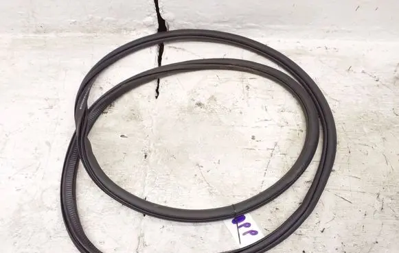 Volkswagen Tiguan Front door rubber seal 571867911F