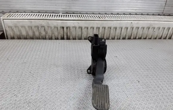 Mercedes-Benz Vito Viano W638 Accelerator throttle pedal A9013000404 0281002335