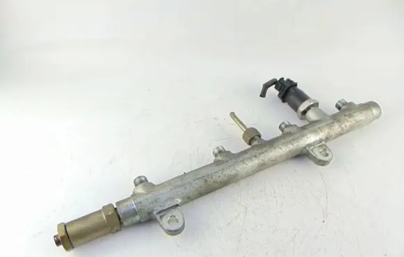Volvo V40 Fuel injector supply line/pipe 