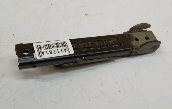 Skoda Octavia Mk2 (1Z) Seat belt adjustment rail