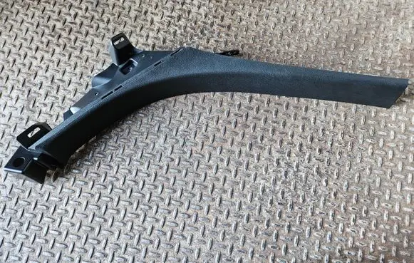 Dodge Durango III (D)pillar trim (top) 102372010BLR