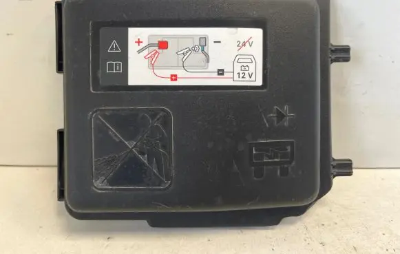 Opel Mokka B Fuse box cover 9826717980 9824510780
