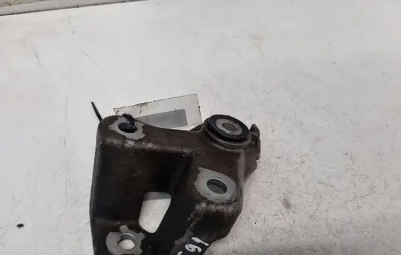 Engine mounting bracket