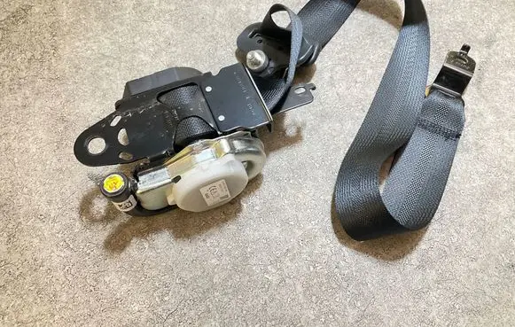 Nissan Leaf II (ZE1) Front seatbelt 638265101D 100X090LH 15171017