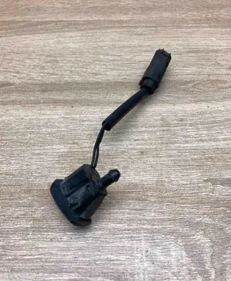 BMW 5 E60 E61 Windshield washer spray nozzle 7046060