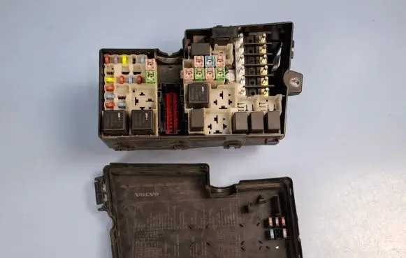 Volvo V50 Fuse box set 8688040 518818000