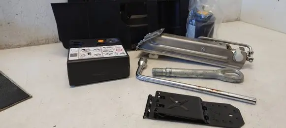 Mercedes-Benz C W204 Tool set A2048990314 A2115830415 A2035830075