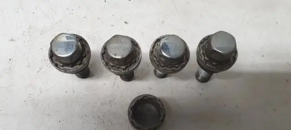 Volvo XC70 Wheel nut cap/cover 