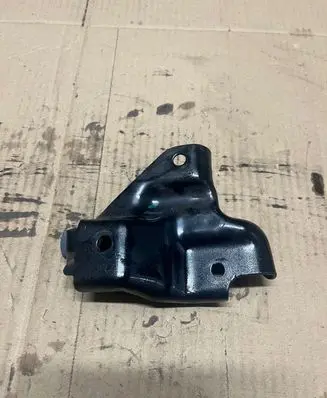 Honda HR-V Fender mounting bracket