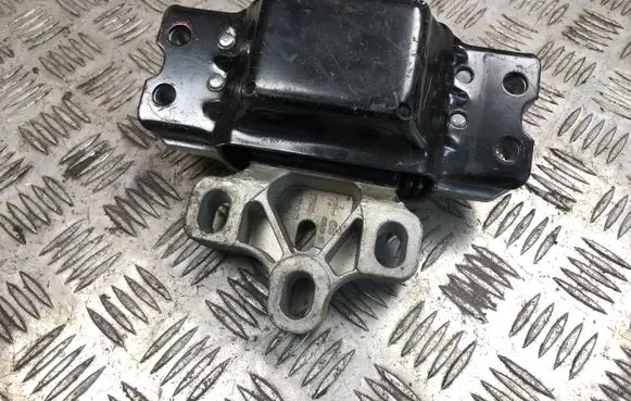 Volkswagen Tiguan Engine mount bracket 3C0199555