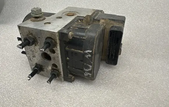 Volkswagen PASSAT B5 ABS Pump 8E0614111