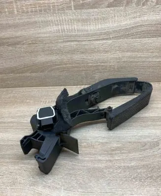 Mercedes-Benz E W211 Accelerator throttle pedal A2113000404 A2113010001