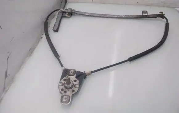 Volkswagen PASSAT B3 Front door manual window regulator 