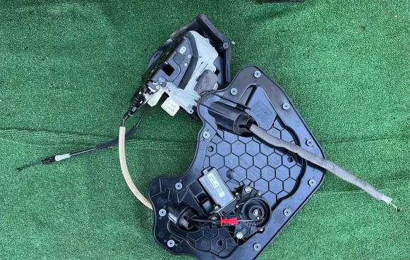 Audi A8 S8 D4 4H Front door soft close latching motor 4F0837059 4H0837915A