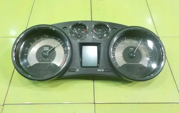 Peugeot RCZ Speedometer (instrument cluster) 554001557300