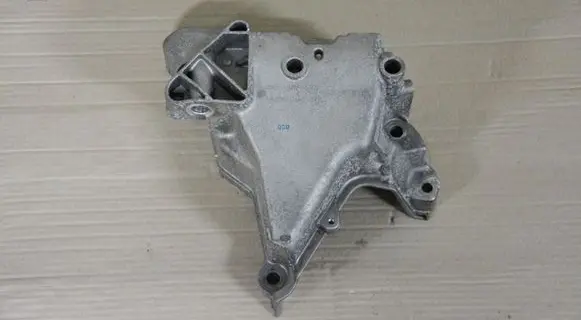 Volkswagen Golf VII Engine mount bracket
