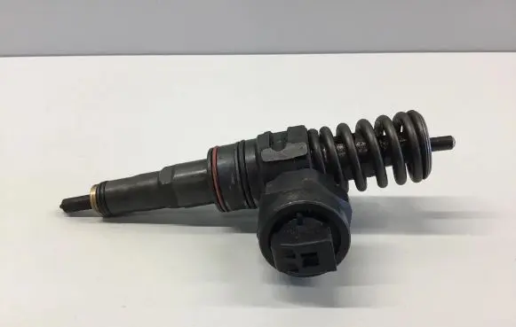 Volkswagen Golf IV Fuel injector 038130073F