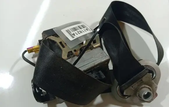Volkswagen Bora Front seatbelt 33009582A