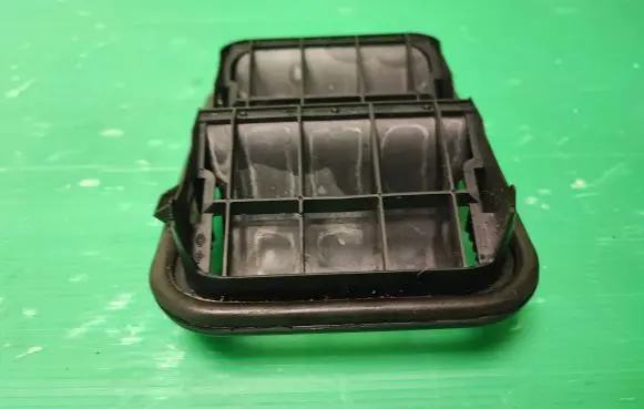 Opel Vivaro Quarter panel pressure vent 