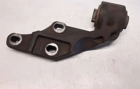 Land Rover Discovery 3 - LR3 Front differential mounting bracket KQB000133
