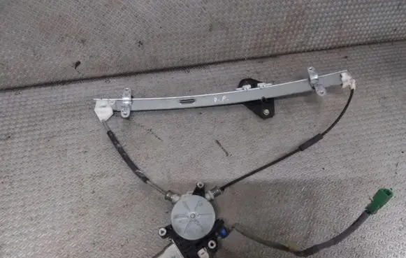 Honda CR-V Front door window regulator with motor