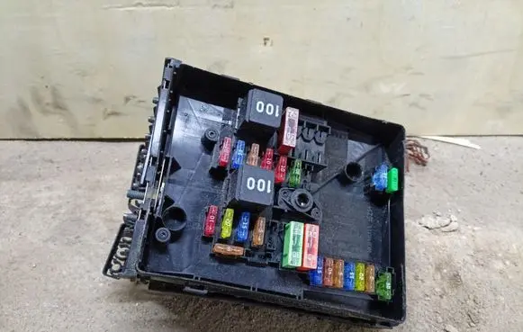 Volkswagen Touran II Fuse module 8K040311