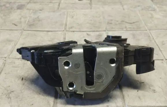 Toyota Prius (XW20) Front door lock 60102