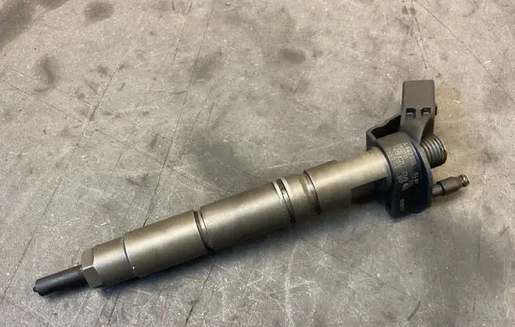 Mercedes-Benz E W211 Fuel injector 0445115017 A6420700487