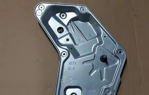 Rear door manual window regulator