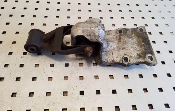 Opel Sintra Engine mount bracket