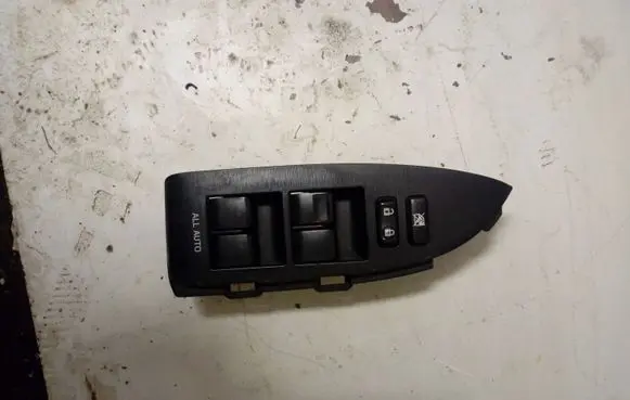 Toyota Prius (XW30) Electric window control switch 8404033100