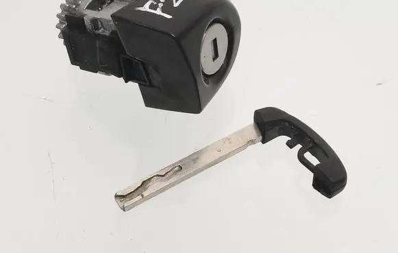 BMW 1 F20 F21 Front door lock (next to the handle) 