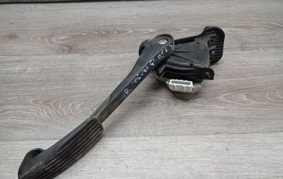 Volvo V70 Accelerator throttle pedal 6PV00853712 30683516