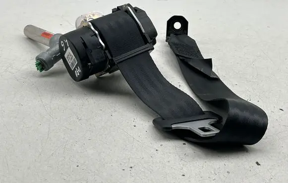 Volvo V50 Rear seatbelt 8639551