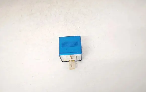 Volkswagen PASSAT B5.5 Other relay 8A0951253 899587