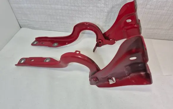 Engine bonnet/hood hinges